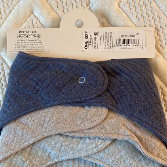 Baby Bibs, Socks, and outfit 0-3M - Picture 12 of 12